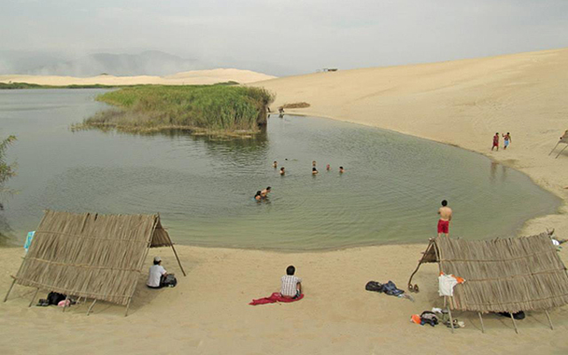 Laguna de Morón, un oasis en medio del desierto de Pisco
