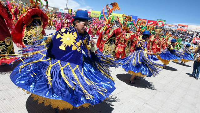 Vive la fiesta de la Virgen de la Candelaria en Puno