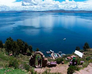 Isla de los Uros en el Lago Titicaca en Puno