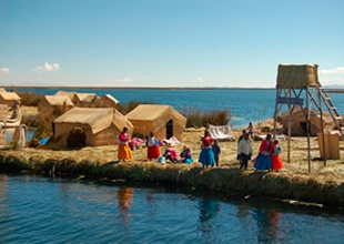 Isla de los Uros en el Lago Titicaca