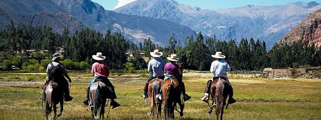 Cabalgata en Tipon